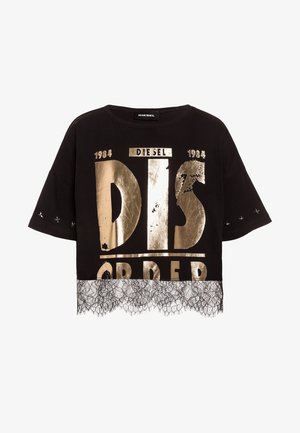 Camiseta corta negra de manga corta con texto gráfico metálico dorado, con encaje en la parte inferior y detalles de estrellas en las mangas.