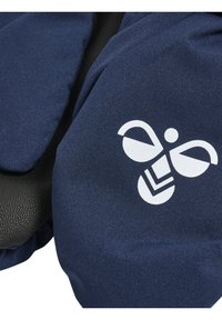 Marineblaue Stoffhandschuhe mit strukturierten schwarzen Akzenten. Merkmale ein Muster mit weißen Bienenlogos, entworfen für Grip und Wärme.