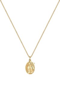 Zlata ogrlica z obeskom v obliki ovalne značke z reliefnimi motivi, detajlom križa in fino verižico. Gladek otip, sijoč zaključek.