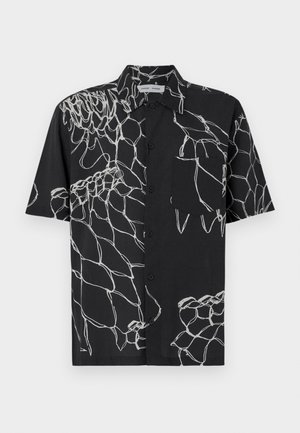 Camisa preta de manga curta com um padrão de linhas abstratas brancas. Design frontal com botões e um único bolso no peito. Material em mistura de algodão.