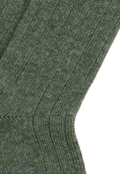 Olivenfarbener Strickstoff mit geripptem Muster, der Farbnuancen und subtile Sprenkel zeigt, die Wärme und Haltbarkeit betonen.