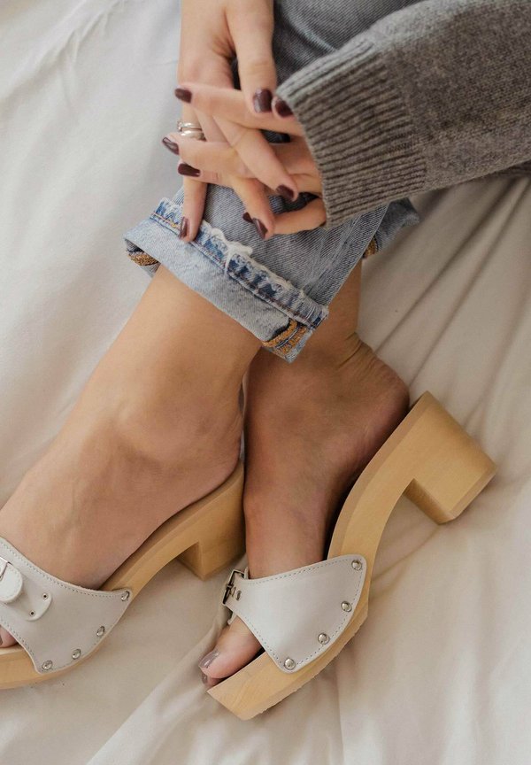 PESCURA  - Pantolette hoch - weiß