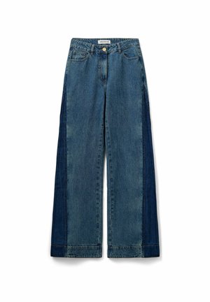 Jeans in denim a gamba larga con un design bicolore nei toni del blu chiaro e scuro, con cinque tasche e chiusura a bottone in vita.