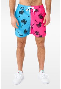 Svøm Shorts med et blåt og pink delt design, prydet med sorte palmeprint. Elastisk talje med hvid snor og kontrastsyning.