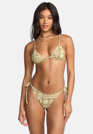 Khaki bikiny set s trojúhelníkovým topem a spodem s vázáním po stranách, zdobený bílými květinovými vzory a vlnitými liniemi. Hladká látka s minimálními detaily.