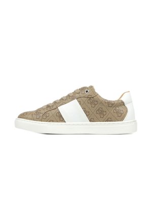 Sneakers in tela beige con un accento e lacci in pelle bianca, caratterizzati da un motivo testurizzato e una punta rotonda, montati su una suola in gomma bianca.