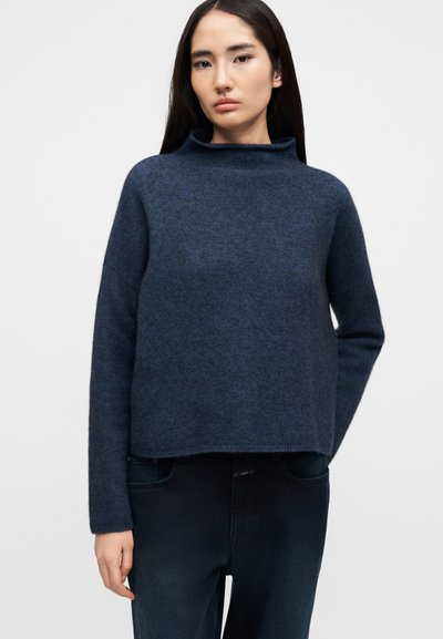 Πουλόβερ navy μπλε από μείγμα μαλλιού με ψηλή λαιμόκοψη, cropped σχεδίαση και μακριά μανίκια. Το ύφασμα έχει απαλή υφή με διακριτικό μοτίβο.