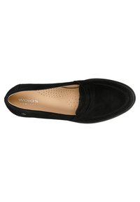 Černé semišové slip-on boty s plochou podrážkou, které mají prošitou špičku a jemné skladové detaily. Stélka má perforovaný povrch pro lepší prodyšnost.