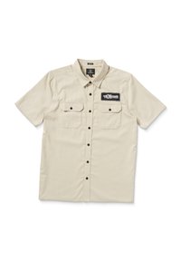 Kortærmet beige skjorte med knaplukning og et sort logo-patch, to brystlommer og sorte knapper, fremstillet af et struktureret, vævet stof.