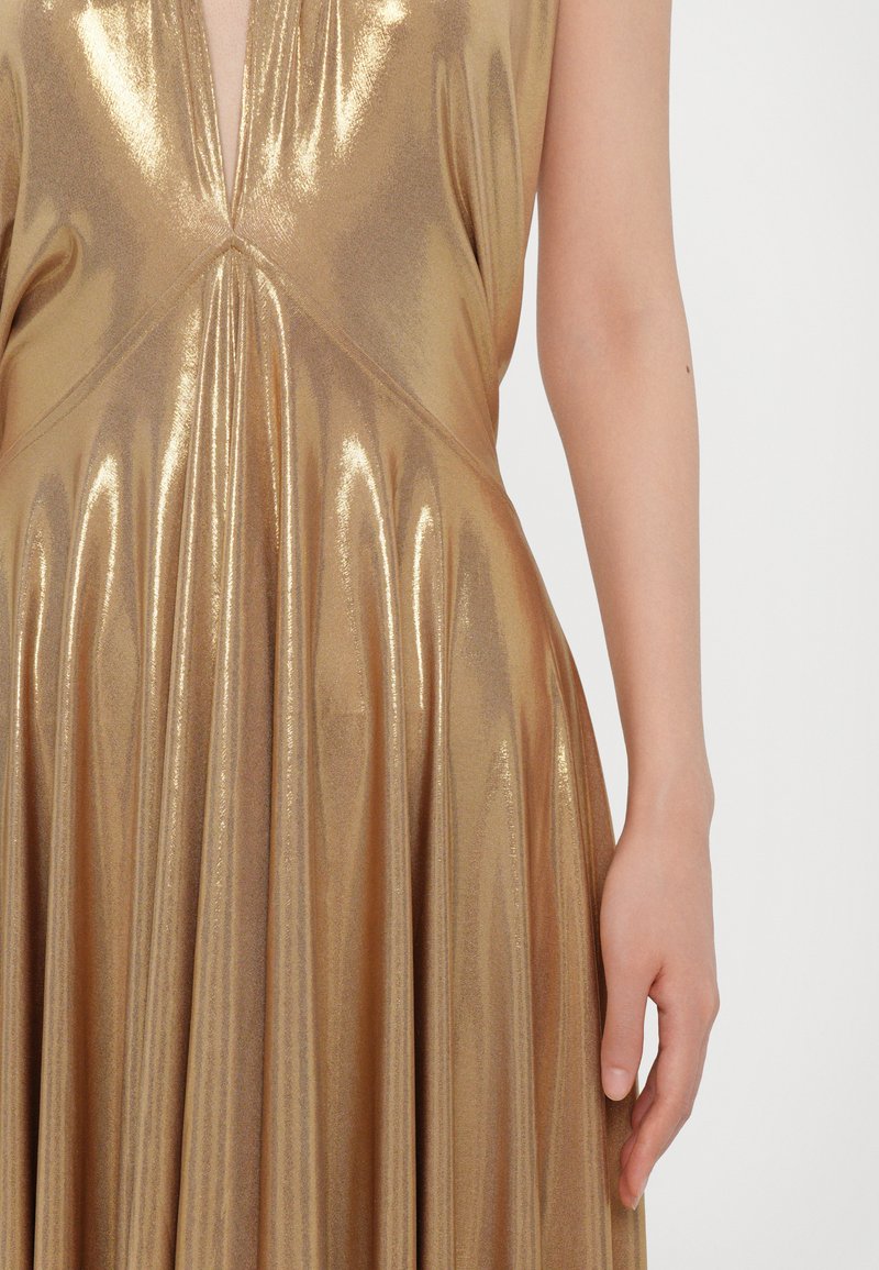 Abito senza maniche color oro metallizzato con scollatura a V profonda e gonna plissettata, caratterizzato da una superficie liscia e lucida e da una silhouette fluida.