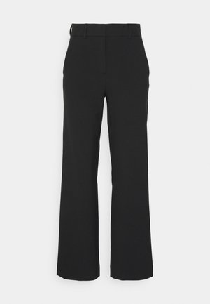 Pantaloni neri a gamba larga realizzati in un tessuto morbido, con fronte piatto, passanti per la cintura e senza hardware o motivi visibili.