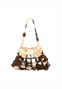 Busta in plastica marrone e crema con un design intrecciato, forme circolari e una base strutturata con un manico corto. Finitura testurizzata su tutta la superficie.