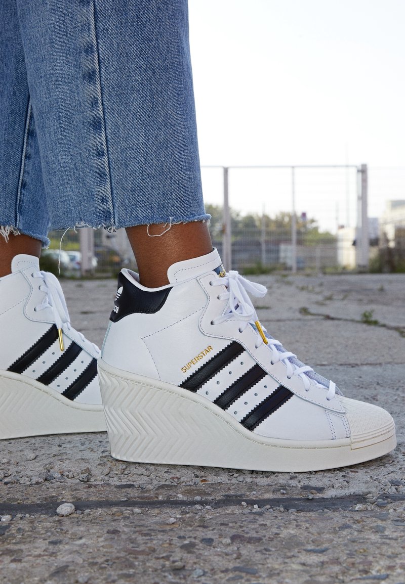 adidas Originals Sneakersy wysokie/biay - (Pre-owned) - Zalando.pl