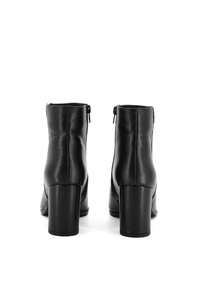 Stivaletti neri in pelle con texture liscia, tacco a blocco e cerniere laterali per un facile indossamento. Progettati con punta rotonda.