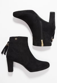 Černé semišové kotníkové boty s blokovým podpatkem, bočním zipem a ozdobou s třásněmi. Hladký povrch a padnoucí střih.