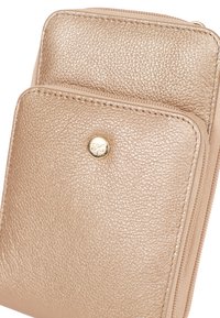 Metalen roségouden portemonnee van gestructureerd leer. Voorzien van een ritsluiting en een goudkleurig embleem aan de voorkant. Compac, rechthoekige vorm.