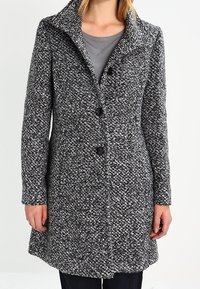 Grå og sort plettet uldfrakke med høj krave, knaplukning, lange ærmer og tekstureret stof. Enkel, skræddersyet design.