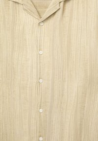 Beige overhemd met knoopsluiting en verticale gestreepte textuur, met een kraag en vijf witte knopen aan de voorkant.