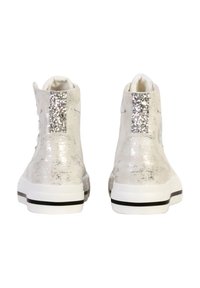 Baskets montantes blanches avec une surface brillante et texturée, dotées d'une accent en paillettes argentées à l'arrière et d'une semelle noire rayée.