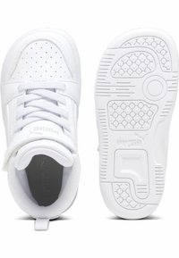 Weiße Sportschuhe mit einem perforierten Obermaterial, Schnürverschluss und gepolstertem Kragen. Die Sohle verfügt über ein strukturiertes Griffmuster.