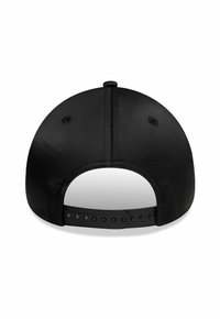 Schwarze Baseballmütze mit abgerundetem Kopfteil, glattem Stoff und verstellbarem Kunststoffsnapverschluss. Verfügt über Belüftungslöcher auf der Rückseite.