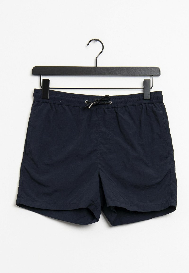 Shorts de bain bleu marine avec un cordon de serrage à la taille, poches latérales et une texture légère et lisse. Le design présente une longueur droite au milieu de la cuisse.