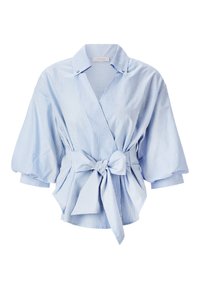 Hellblaue gestreifte Wickelbluse mit kurzen, puffigen Ärmeln, gebundenem Taillenbund und breitem Kragen. Weicher Stoff mit glatter Textur.