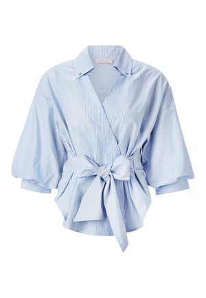 Blusa avvolgente a strisce blu chiaro con maniche corte e a palloncino, vita legata e colletto ampio. Tessuto morbido con una consistenza liscia.