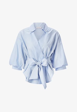 Blouse enroulée rayée bleu clair avec des manches courtes bouffantes, une taille nouée et un large col. Tissu doux avec une texture lisse.