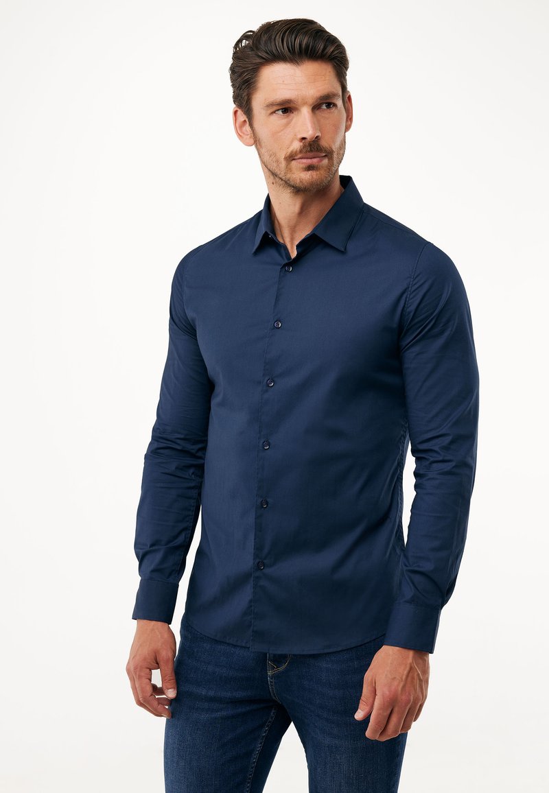 Camicia a maniche lunghe blu navy con bottoni, realizzata in tessuto tessuto, con colletto classico e design aderente.