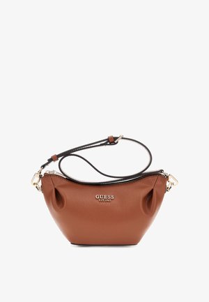 Sac à main en cuir texturé marron avec une forme courbée, fermeture éclair et bandoulière noire. Présente un accent logo doré "GUESS EST 1981".