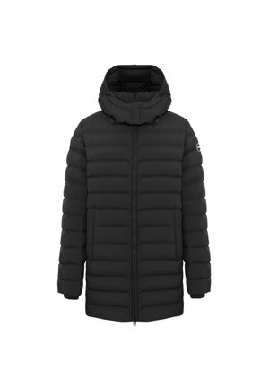 Černá péřovka s vysokým límcem a kapucí, s horizontálními prošívanými sekcemi, předním zipem a bočními kapsami.