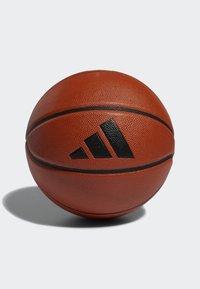 Palla da basket marrone con superficie testurizzata, cuciture nere e logo Adidas in nero. Forma rotonda, progettata per il gioco indoor o outdoor.