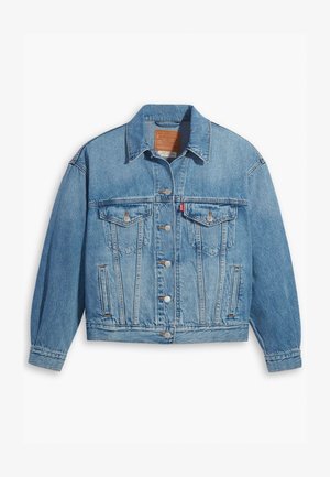 Chaqueta de denim azul claro con un diseño clásico, cierre de botones en el frente y dos bolsillos en el pecho. Presenta un cuello puntiagudo y mangas ligeramente oversize.