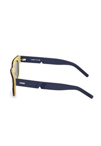 Gafas de sol K-Way con un marco transparente amarillo y azul oscuro, que presenta un diseño geométrico y un logotipo en la patilla, textura de superficie suave.