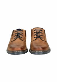 Zapatos de cuero marrón con una textura suave, puntera redondeada y cordones negros. Presentan una suela oscura contrastante y un sutil detalle de costura.