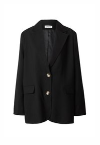 Zwarte blazer van soepel fabric, met een aangeknipte revers, twee voorzakken, gouden knopen en een relaxte pasvorm.