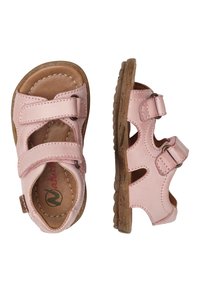 Růžové kožené sandály se dvěma nastavitelnými popruhy, hnědá podešev a výřezové detaily. Texturovaná stélka pro pohodlí a přilnavost.