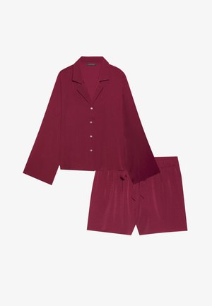 Burgunderfarget pysjamassett bestående av en langermet skjortetopp med krage og matchende shorts med elastisk liv og knytedetalj.