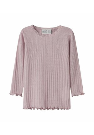 Pink ribbet langærmet top med en bølget halsudskæring og flæsemanchetter, der har et tekstureret mønster over det hele. Mærkeetiket synlig.