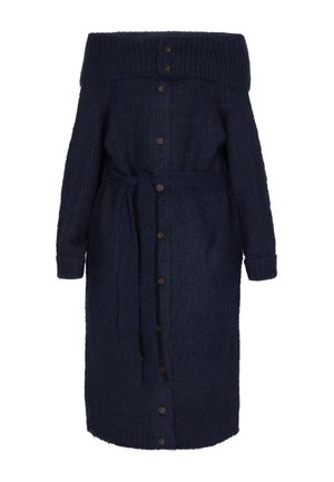 Strickkleid in Navy mit schulterfreiem Ausschnitt, langen Ärmeln, Knopfleiste und Gürtel. Hat eine gerippte Textur und fünf braune Knöpfe.