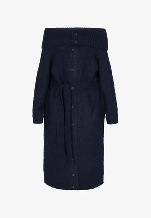 Virkat marinblå klänning med off-shoulder halsringning, långa ärmar, knappstängning fram och bälte. Har ribbat mönster och fem bruna knappar.
