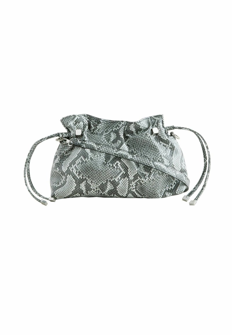 Grijze clutch tas met slangenpatroon, voorzien van een trekkoordsluiting en een dunne verstelbare schouderband.