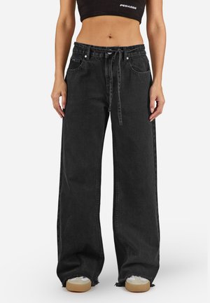 Schwarze weit geschnittene Jeans aus Denim, mit einer Kordelzugtaille, vorderen Taschen und einem ausgefranstem Saum an den Bündchen.