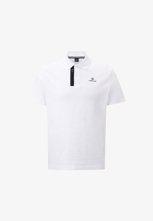 Weißes Poloshirt aus Baumwolle in einfarbig, mit einer Drei-Knopf-Leiste, kurzen Ärmeln und einem schwarzen Logoetikett am Kragen.