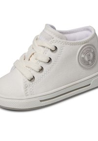 Sneaker bianche in tela con punta rotonda, occhielli argento, lacci bianchi e un accento rotondo del logo sul lato. Suola in gomma testurizzata.