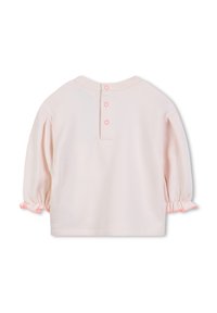 Pull léger rose avec des manches courtes bouffantes. Présente trois boutons roses à l'arrière et des détails froncés au niveau des ourlets des manches. Texture de tissu douce.