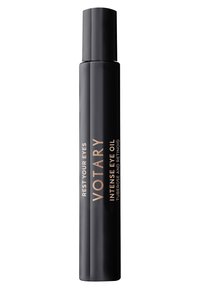 Bouteille cylindrique noire au design épuré. Présente un texte doré indiquant "VOTARY Intense Eye Oil" avec "Rest Your Eyes" affiché en évidence.