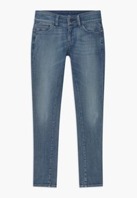 Jeans de denim azul con un diseño de corte recto, ligeras arrugas, bolsillos delanteros y traseros, y un cierre clásico de botón.
