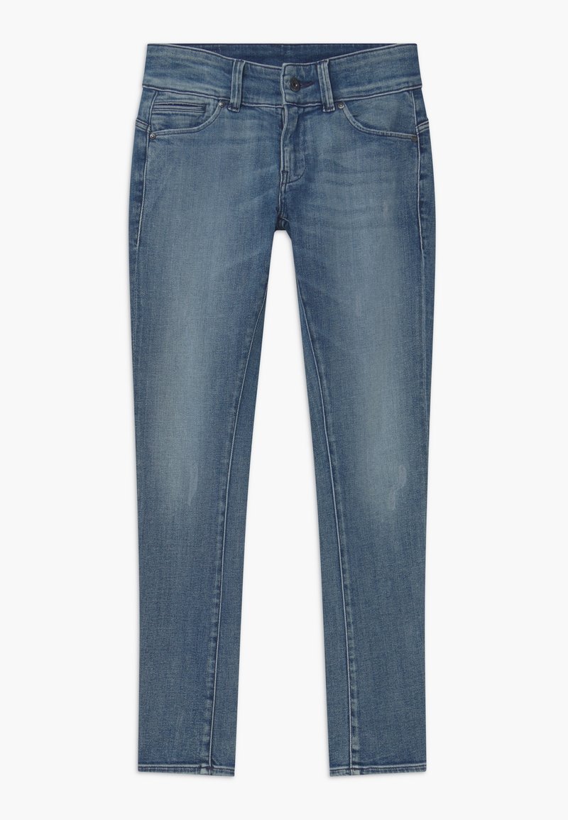 Jeans de denim azul con un diseño de corte recto, ligeras arrugas, bolsillos delanteros y traseros, y un cierre clásico de botón.